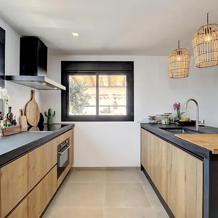 Renovated Townhouse San Roque 85 * إِستيبونا