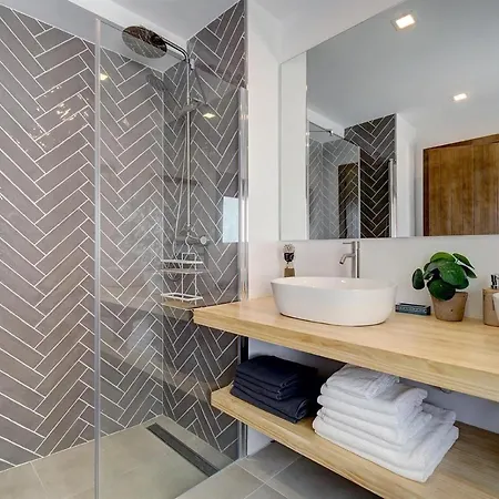 Renovated Townhouse San Roque 85 إِستيبونا